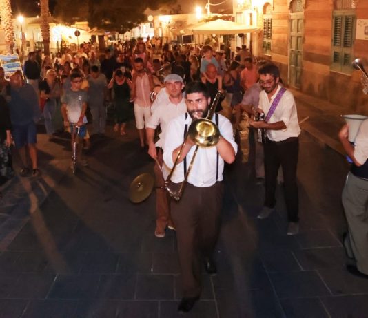 Malfa come New Orleans con la “Tinto Brass Street Band”, oggi a Santa Marina Salina la consegna del Premio CineMareMusica
