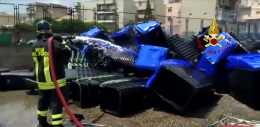 Potrebbe essere doloso l’incendio al deposito di Messinaservizi (video e gallery foto)
