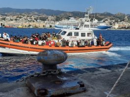 Migranti: 227 sbarcati a Messina, ci sono anche 5 salme