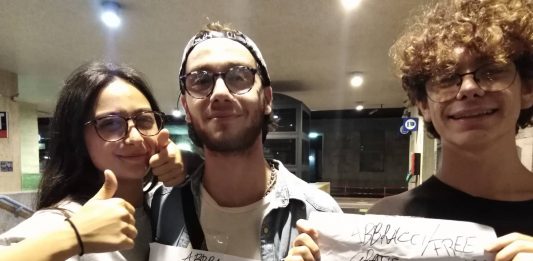Abbracci gratis, l’esperienza di 10 ragazzi di Messina: “Ci siamo resi portatori di sorrisi e di affetto”