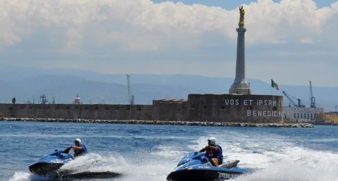 Estate sicura, la polizia soccorre un gommone