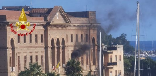 Milazzo, fiamme nell’ufficio del sindaco