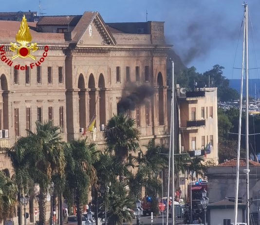 Milazzo, fiamme nell’ufficio del sindaco