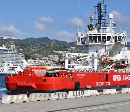 Migranti, Open Arms arriva in porto: a bordo anche un cadavere