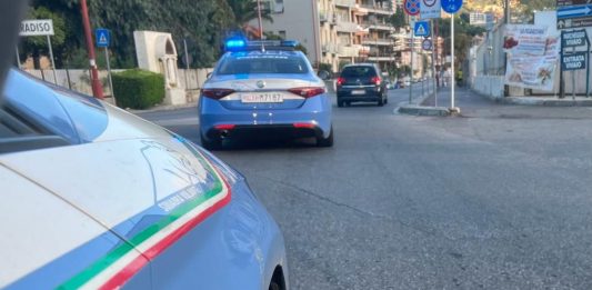 Agenti delle volanti arrestano 22enne che aveva appena scippato una donna