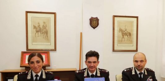 Amadeus presenta il Calendario Storico dei Carabinieri ideato da Armando Testa e l’Agenda 2023