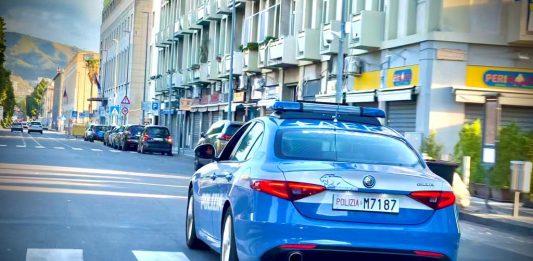 Ladro arrestato dalla polizia con la refurtiva in mano