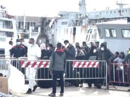 Migranti, pattugliatore della Gdf con 148 persone a bordo attracca a Messina