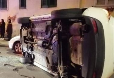 Auto capotta e centra tre macchine in sosta: un ferito