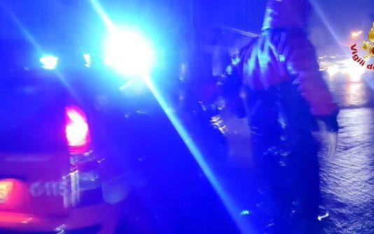 Maltempo e panico: crolla rampa di un ponte, frana sulla statale e allagamenti