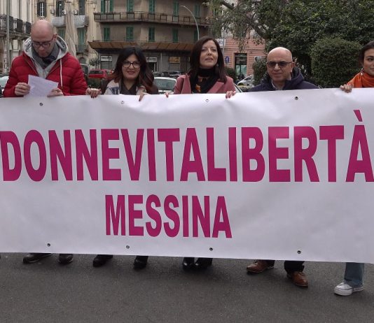 Messina in piazza con gli studenti iraniani: “stop al boia”