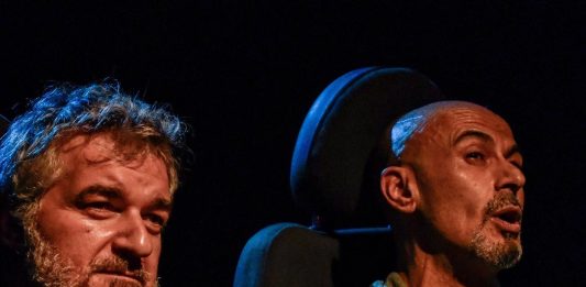 Messina, al Teatro dei 3 Mestieri in scena “La strada”, un viaggio surreale di due uomini in blablacar