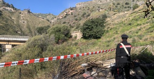 Brucia rifiuti pericolosi a ridosso dell’autostrada, 72enne denunciato dai Carabinieri