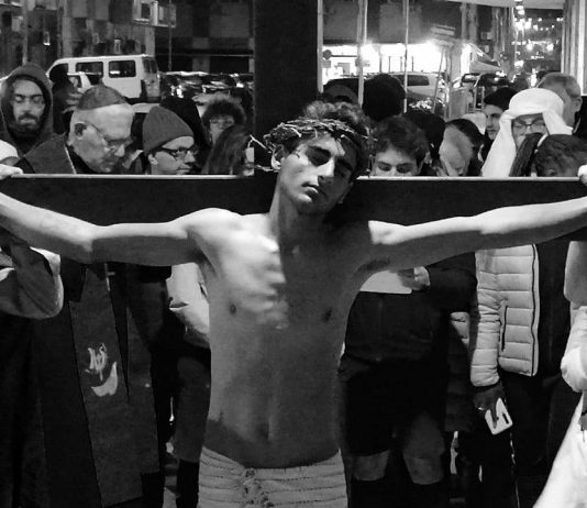 Messina, grande partecipazione per la via Crucis “vivente” in Stazione con i poveri