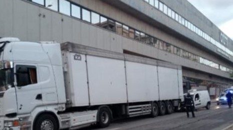 Messina, furgone si scontra con un tir in via La Farina: nessun ferito