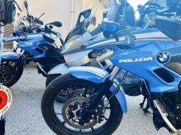 Rubano uno scooter, sorpresi scappano e dopo uno scontro tentano di confondersi tra i bagnanti; arrestati