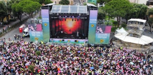 Successo straordinario per il Tezenis Radio 105 Fest a Messina: diverse migliaia di giovani affollano Piazza Duomo