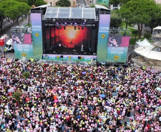 Successo straordinario per il Tezenis Radio 105 Fest a Messina: diverse migliaia di giovani affollano Piazza Duomo