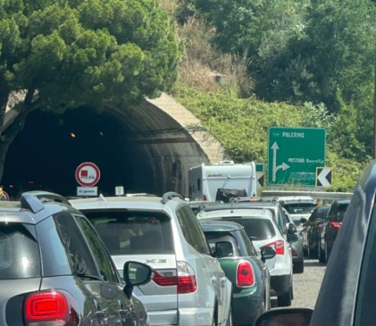 Incidente in tangenziale a Messina: code chilometriche, ferita una ventenne