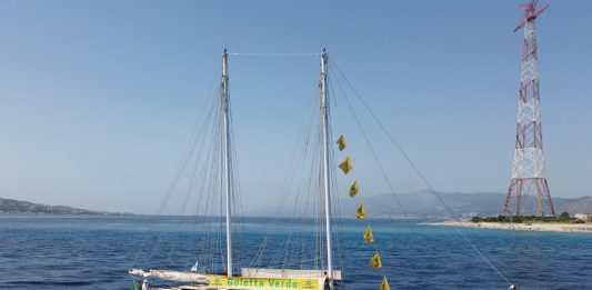 No Ponte sullo Stretto di Messina. Blitz di Goletta Verde via terra e via mare