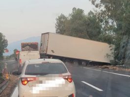 Grave incidente sulla A18 Messina-Catania: Autocompattatore si scontra con un Tir, due feriti