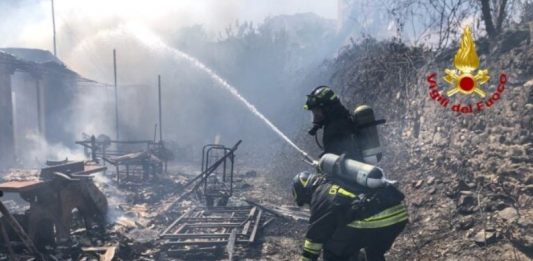Domenica di fuoco a Messina: fiamme avvolgono l’isola ecologica di Zafferia e bruciano Pistunina