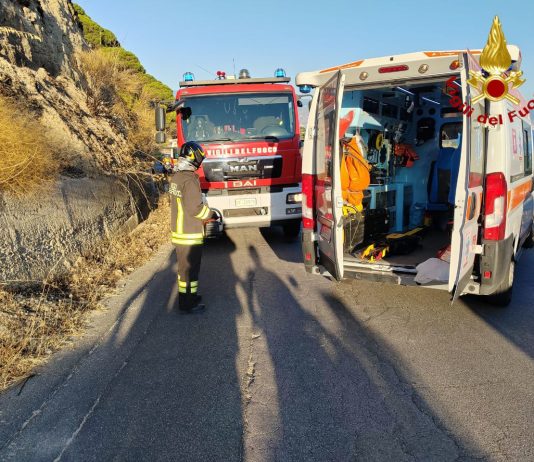 In Vespa contro un guard rail a Messina: giovane liberato dai vigili del fuoco