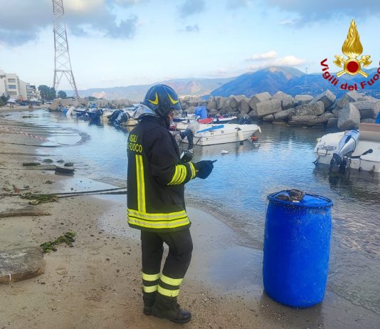 Fusto sospetto sulla spiaggia. Intervento dei Vigili del Fuoco: “non è nocivo”