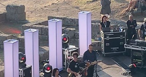 Carmen Consoli saluta l’Alba a Tindari: all’Indiegeno Festival a sorpresa il duetto con Max Gazzè
