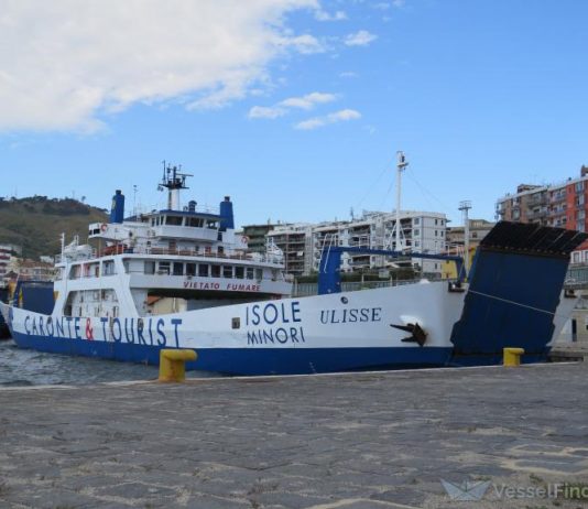Caronte&Tourist interrompe i collegamenti con le isole minori e licenzia 71 marittimi “per tutelarli”