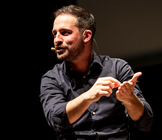 Dal web al palcoscenico. La vita dei docenti disperati diventa uno spettacolo teatrale comico di Filippo Caccamo: “Tel chi Filippo!”al TVE il 3 novembre