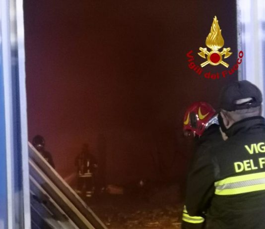 Incendio in un capannone a Contesse, intervento dei Vigili del Fuoco