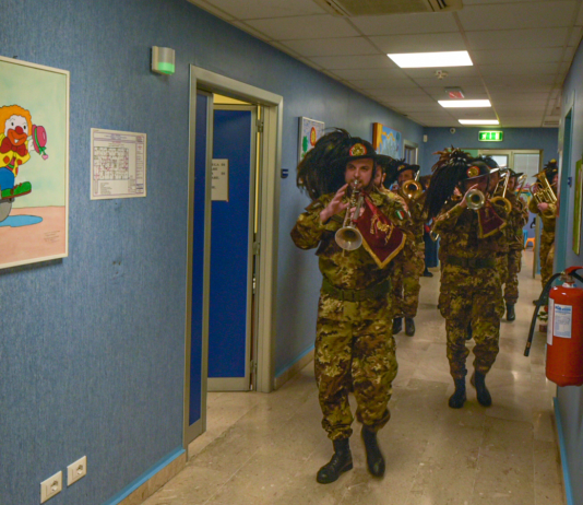 La “Fanfara” nei reparti pediatrici, l’Esercito a Natale con i piccoli degenti