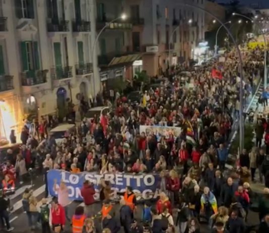 Corteo No ponte. In migliaia in piazza sotto la bandiera No Ponte