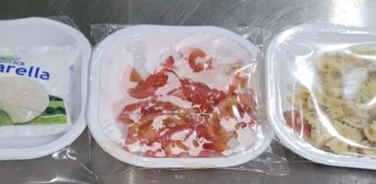 Il Cenone di Natale per i poveri: nel menù della MSC mozzarella e pasta fredda nell’imbarazzo generale