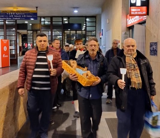 Messina, Novena di Natale sotto i portici della Stazione: i poveri pregano con la Città