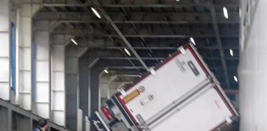 Maltempo, camion si ribalta sul traghetto Messina-Salerno