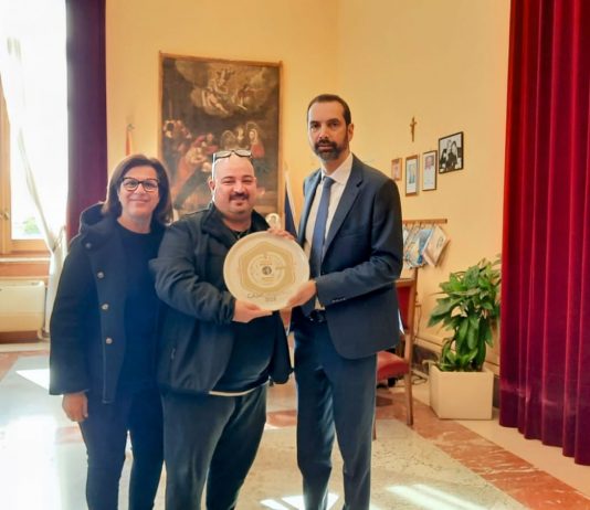 Enzo Piedimonte, Maestro Pizzaiolo di Casa Sanremo omaggia il sindaco di Messina Federico Basile del Piatto Ufficiale dell’Edizione 2024