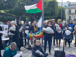 Flashmob a Piazza Cairoli per denunciare il Massacro dei Bambini di Gaza
