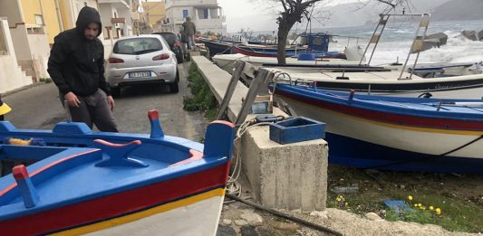 L’assessore “smemorato”, a Torre Faro parla di frangiflutti…che non ci sono!