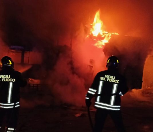 San Filippo del Mela, a fuoco un camion: intervenuti i Vigili del Fuoco