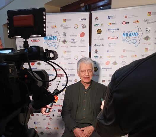 Fabrizio Bentivoglio incanta il teatro Trifiletti con il suo monologo “Piccolo almanacco dell’attore”