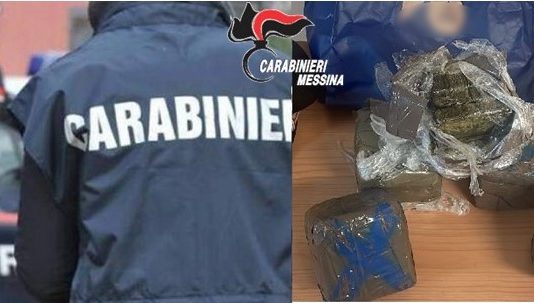Butta 50 panetti di hashish nel cassonetto e cerca di fuggire sull’autobus: arrestato 57enne a San Filippo