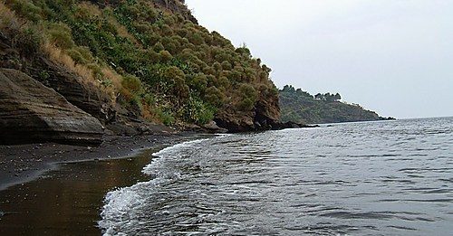 Cadavere nel mare di Vulcano, difficile l’identificazione