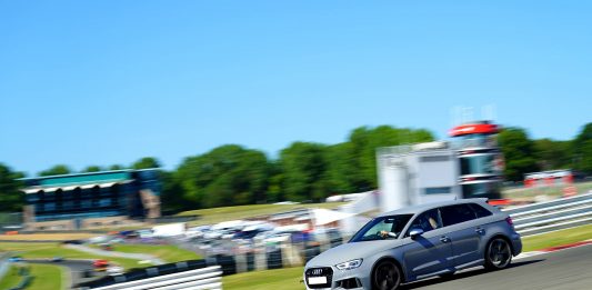Alla scoperta dei Track Days, gli eventi in cui puoi portare in pista la tua auto sportiva
