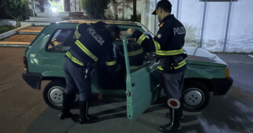 Sorpresi su un’auto rubata, denunciata una coppia per ricettazione