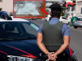 Vede i carabinieri e lancia la coca sperando di non essere notato