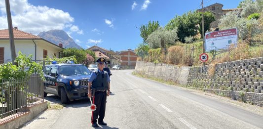 Anziana truffata da un finto carabiniere e un falso avvocato: arrestati dopo una rocambolesca fuga