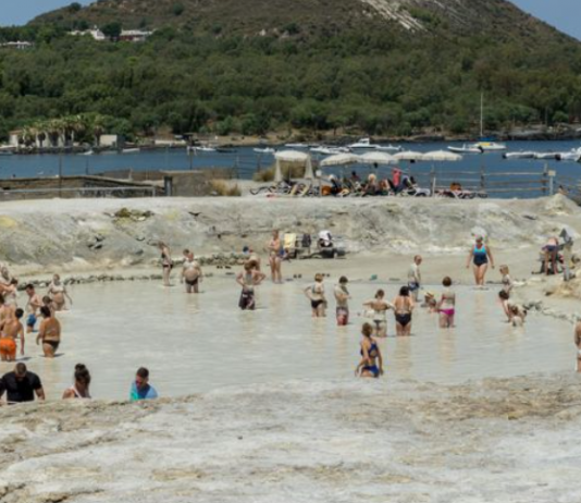 Vulcano, nuova chiusura per la pozza dei fanghi: troppa concentrazione di gas