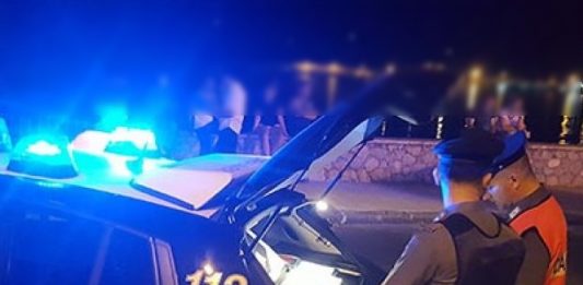 Controlli straordinari dei Carabinieri. 3 denunce e 4 giovani segnalati quali assuntori di droghe. Chiuso un ristorante che aveva attivato un deposito di alimenti senza autorizzazione